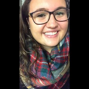 Meet your Posher, Claudia